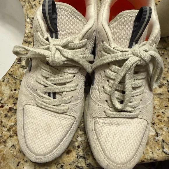 Veja Venturi Sneakers in Cream and Black - Picture 6 of 11